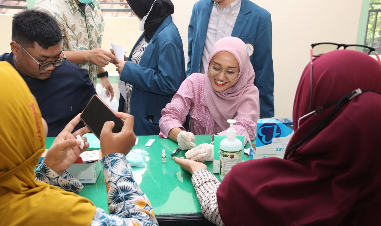 Suasana skrining hepatitis B di Kantor Dinas Kesehatan Tulungagung. AyoFoto/PKIP UNAIR