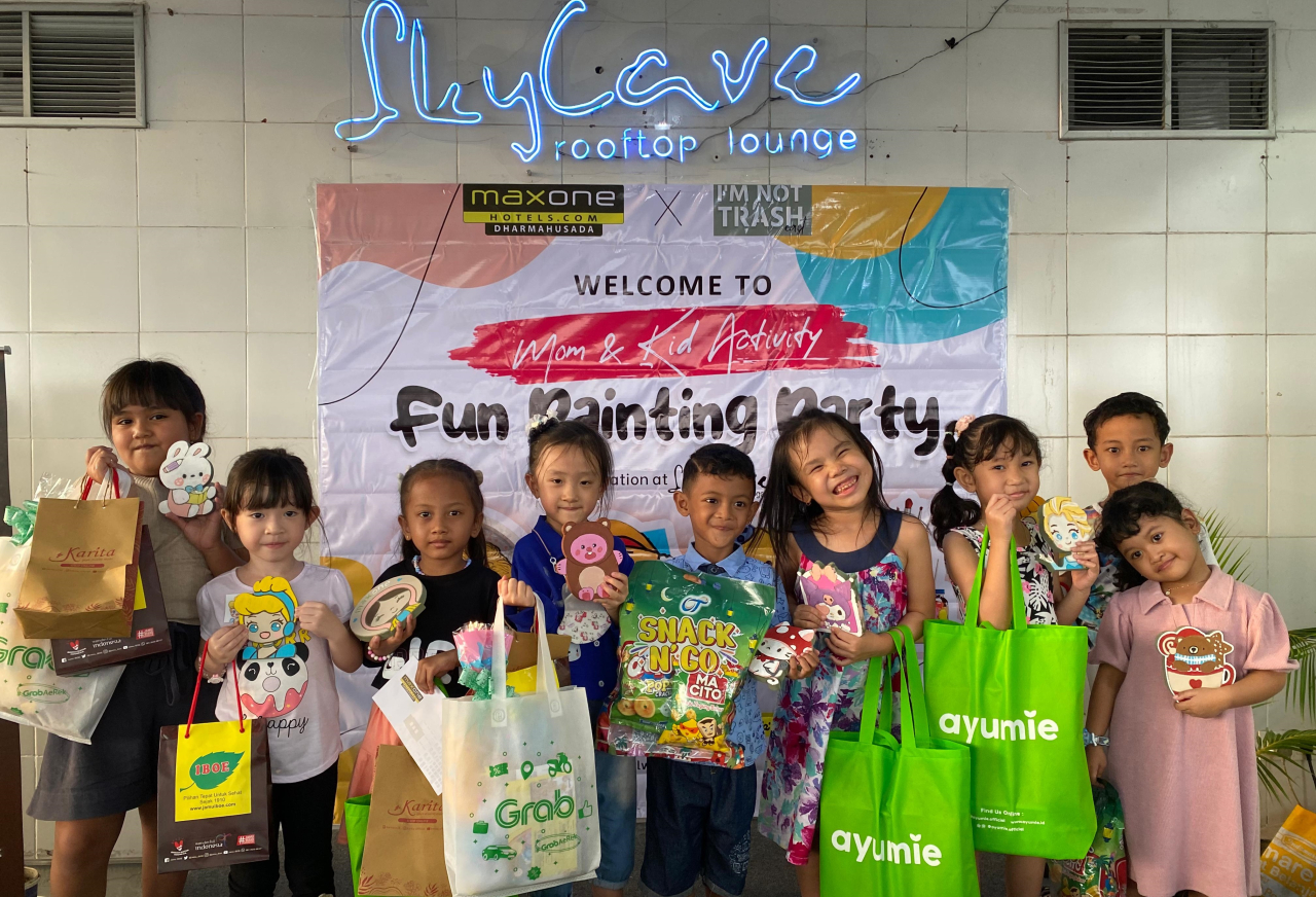Kegiatan “Fun Painting Party” MAXONE Dharmahusada Surabaya. Foto/Ayojatim