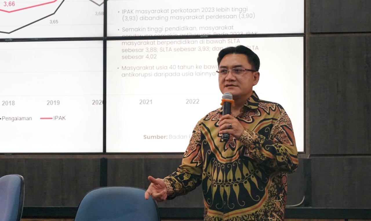 Kepala Sekretariat Bidang Pat perkendidikan dan Peran Serta Masyarakat KPK Guntur Kusmeiyano saat memaparkan Indeks Persepsi Antikorupsi (IPAK) masyarakotaan lebih tinggi daripada masyarakat pedesaan. AyoFoto/Humas ITS