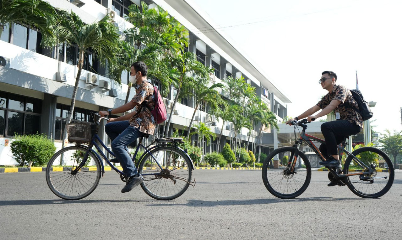 Pegawai Daop 8 Surabaya mengendarai sepeda pancal, Selasa (25/6/2024). Foto/Daop 8 Surabaya