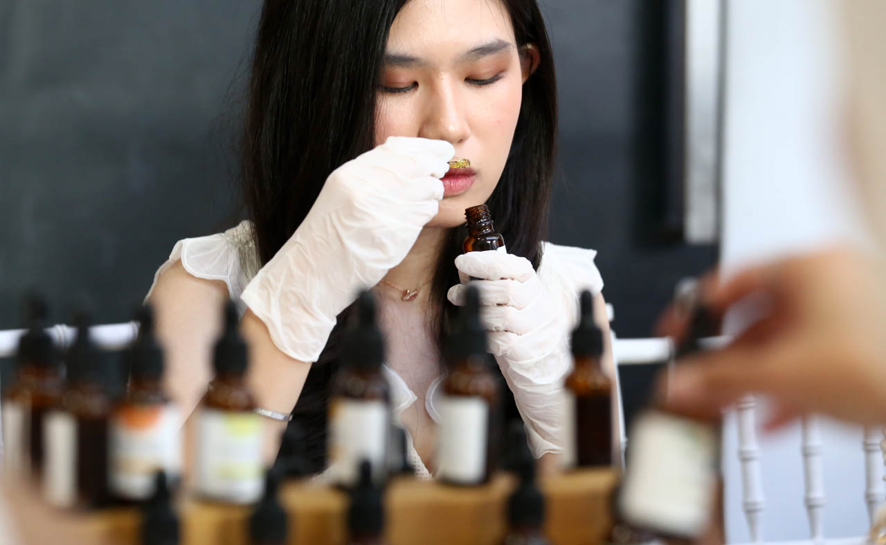 Influencer mencium aroma bahan baku parfum saat mengikuti Mini Gathering, Fragrance Class & Talkshow bertema "From Skin to Scent" di Klinik Estetika dr. Affandi Surabaya. Foto/Alim Perdana