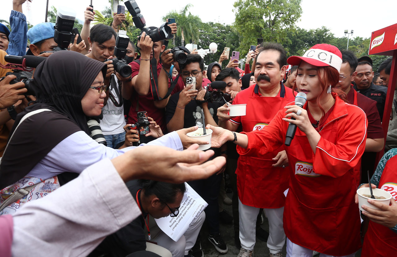 Sang Ratu Goyang Ngebor Meriahkan Pesta Bakso di Taman Surya Surabaya