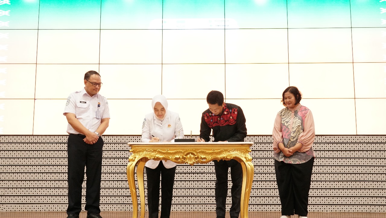 Rektor ITS Ir Bambang Pramujati (dua dari kanan) dan Kepala BMKG Prof Ir Dwikorita Karnawati (dua dari kiri) saat menandatangani MoU antara ITS dengan BMKG. Foto/Humas ITS