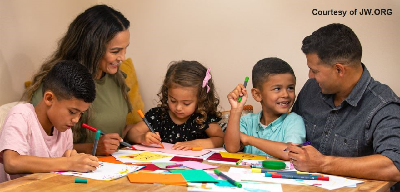 Peran orang tua memiliki kontribusi besar bagaimana anak tumbuh dan menjadi pribadi-pribadi yang diharapkan. AyoFoto/jw.org