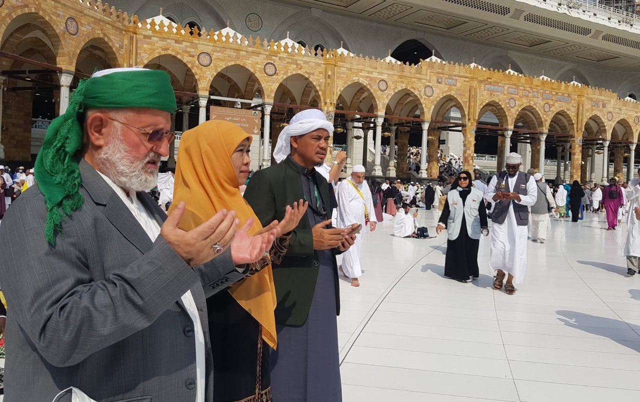 Di Depan Ka'bah, Khofifah Minta Cicit Syekh Abdul Qadir Jailani Doakan Indonesia dan Jawa Timur