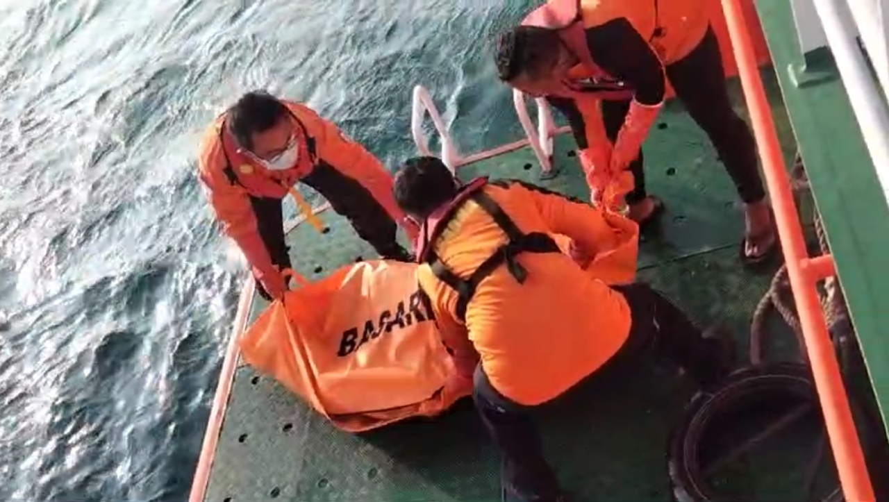 Sekitar pukul 16.08 WIB, jenazah tersebut berhasil dievakuasi tim sekoci ke atas KN SAR 249 Permadi. AyoFoyo/Basarnas Surabaya