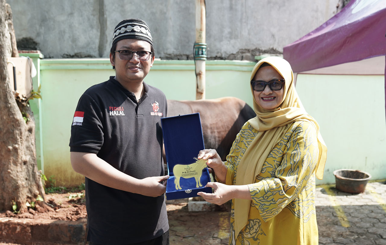 Presiden Direktur & CEO XL Axiata, Dian Siswarini (kanan) menyerahkan secara langsung hewan kurban miliknya kepada Ketua DKM Musholla An-Nur Syafa'at, Achmad Ekawinardi (kiri) di Jakarta Selatan pada Senin (17/6) lalu. AyoFoto/XL Axiata
