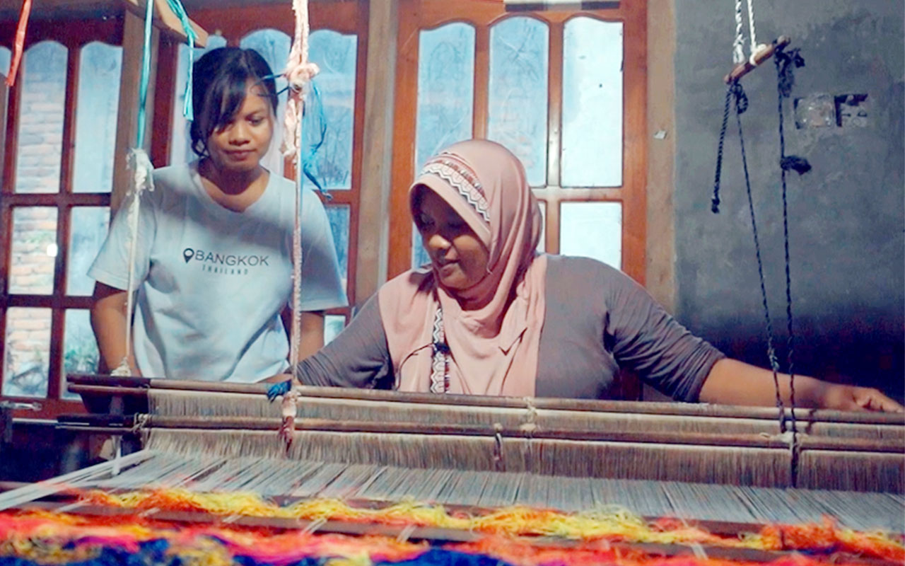 Anita Dona Asri saat menenun songket silungkang di workshop Dolas Songket miliknya di Desa Lunto Timur, Lembah Segar, Sawahlunto, Sumatra Barat. Foto/SIG