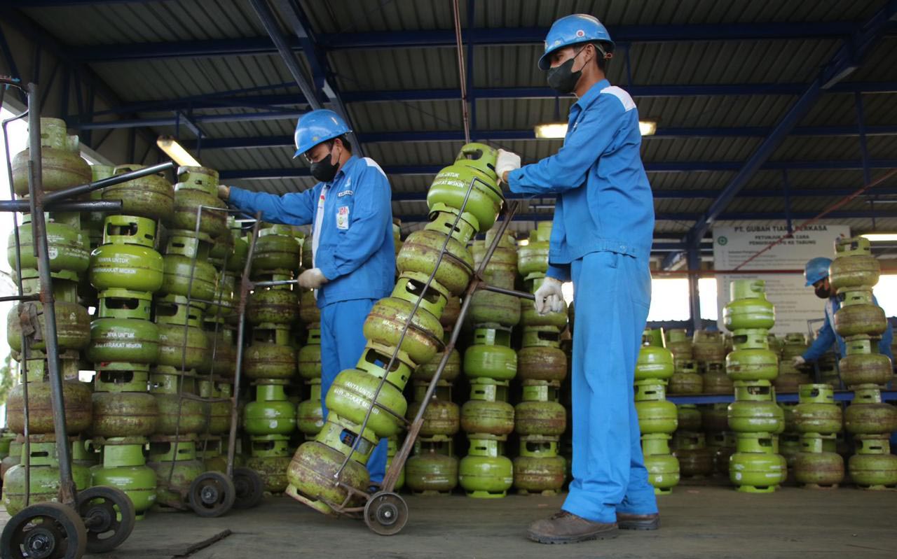 Petugas SPBE saat melakukan loading LPG ke Truk Agen LPG. AyoFoto/Pertamina