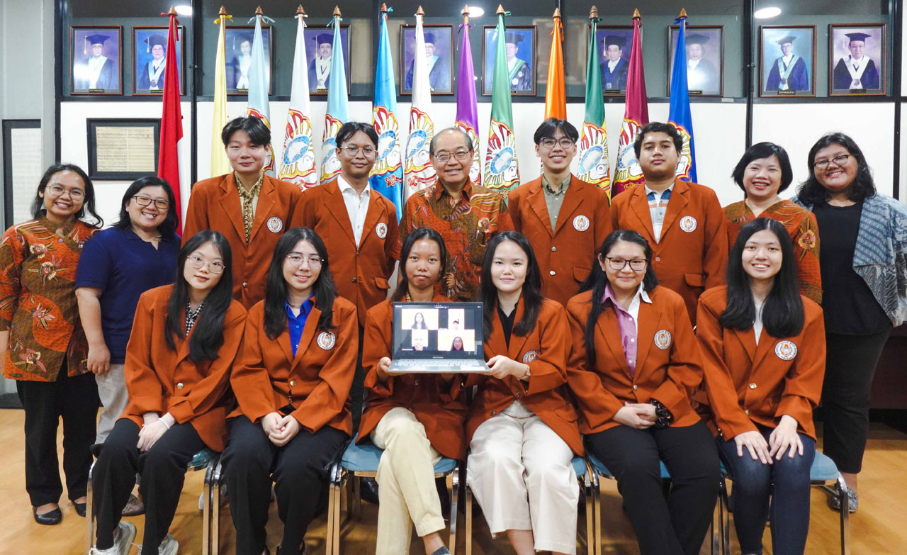 5 mahasiswa terpilih hadir dalam Send-Off Ceremony Batch I for UKWMS 2024 Outbound Students. Foto/UKWMS