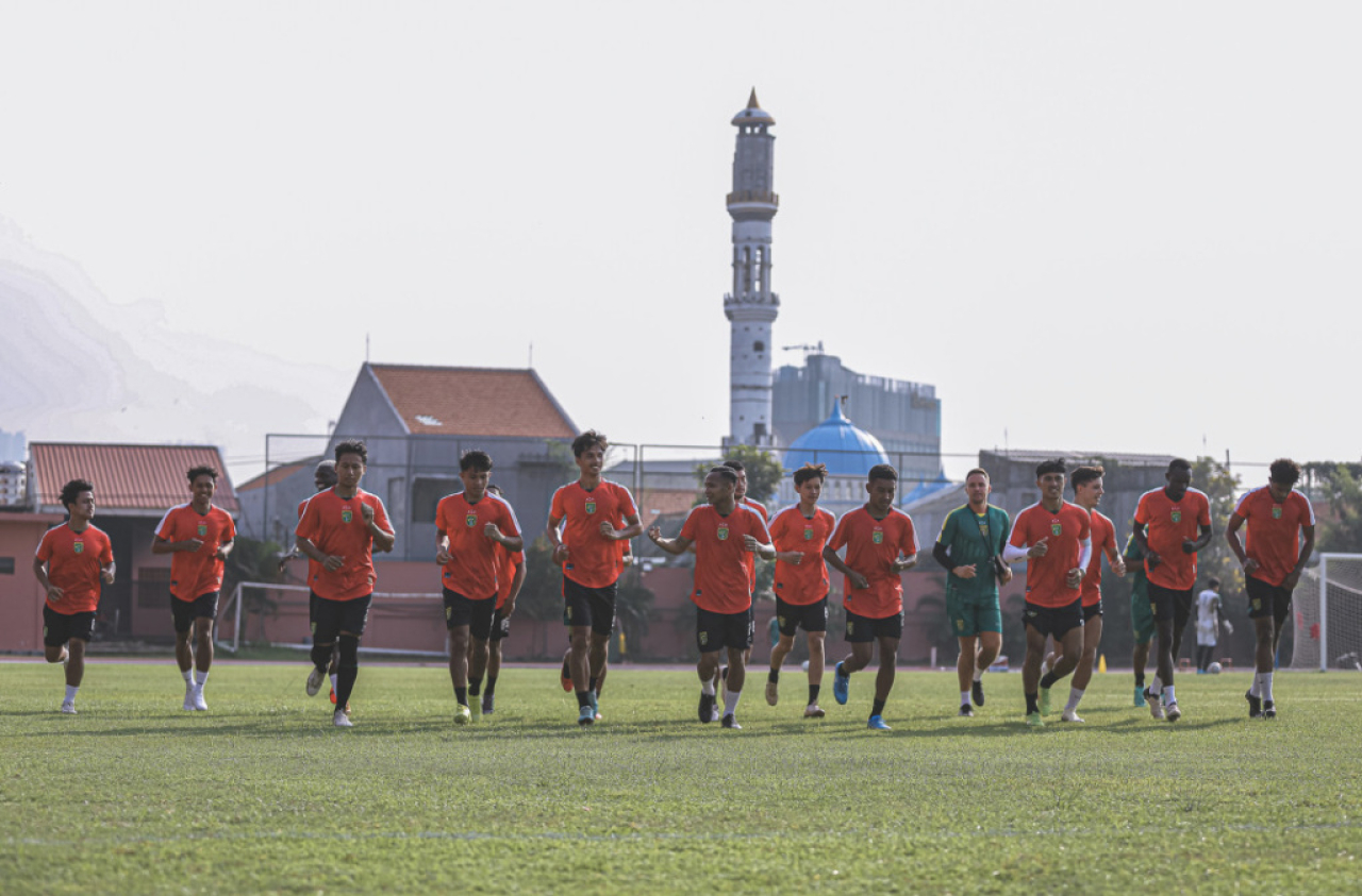 Latihan perdana jelang Liga 1 musim mendatang, yang digelar Sabtu 15/06/24 di Lapangan Thor Surabaya. AyoFoto/Persebaya id