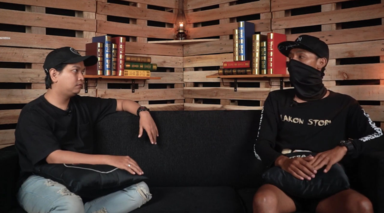 Host podcast Lentera Malam Jamal (kiri) bersama narasumber bernama Lakon (kanan) di episode 424 Rumah Pocong Ningrum. AyoFoto/Spotify