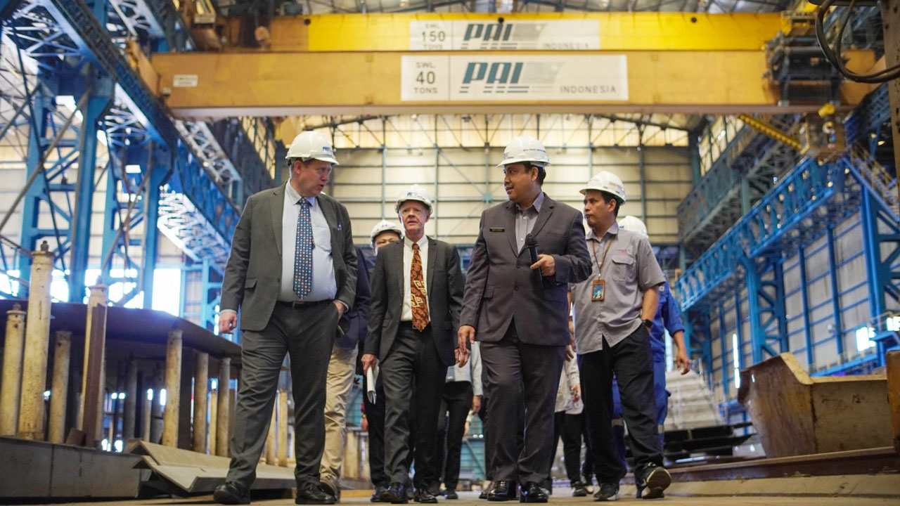 Duta Besar Denmark H.E Sten Frimodt Nielsen dan delegasi Denmark mengunjungi PT PAL Indonesia. AyoFoto/PT PAL