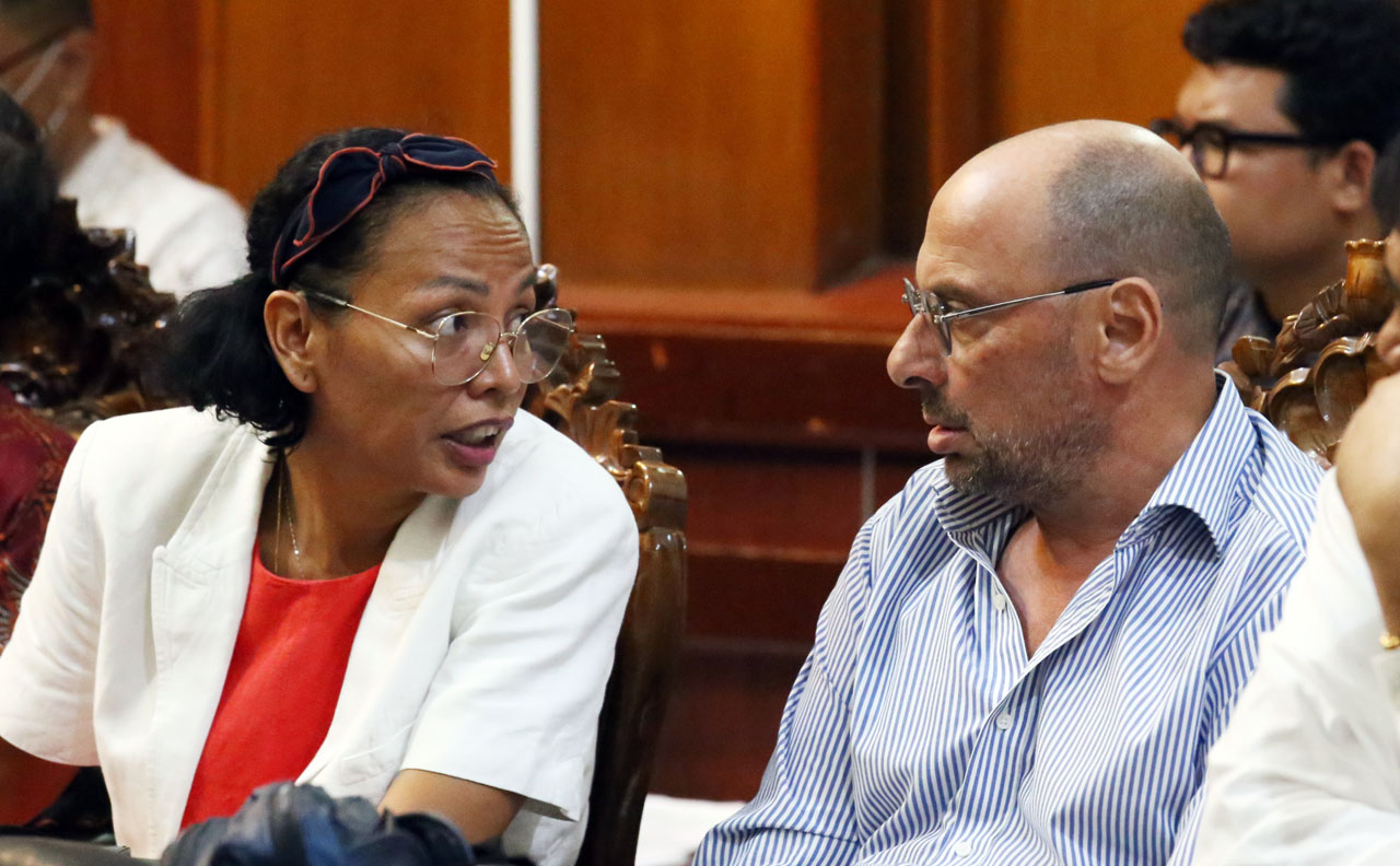 Puteri Indonesia Persahabatan 2002 Fanni Lauren Christie dan suaminya, Valerio Tocci menjalani sidang di PN Surabaya. AyoFoto/Alim Perdana