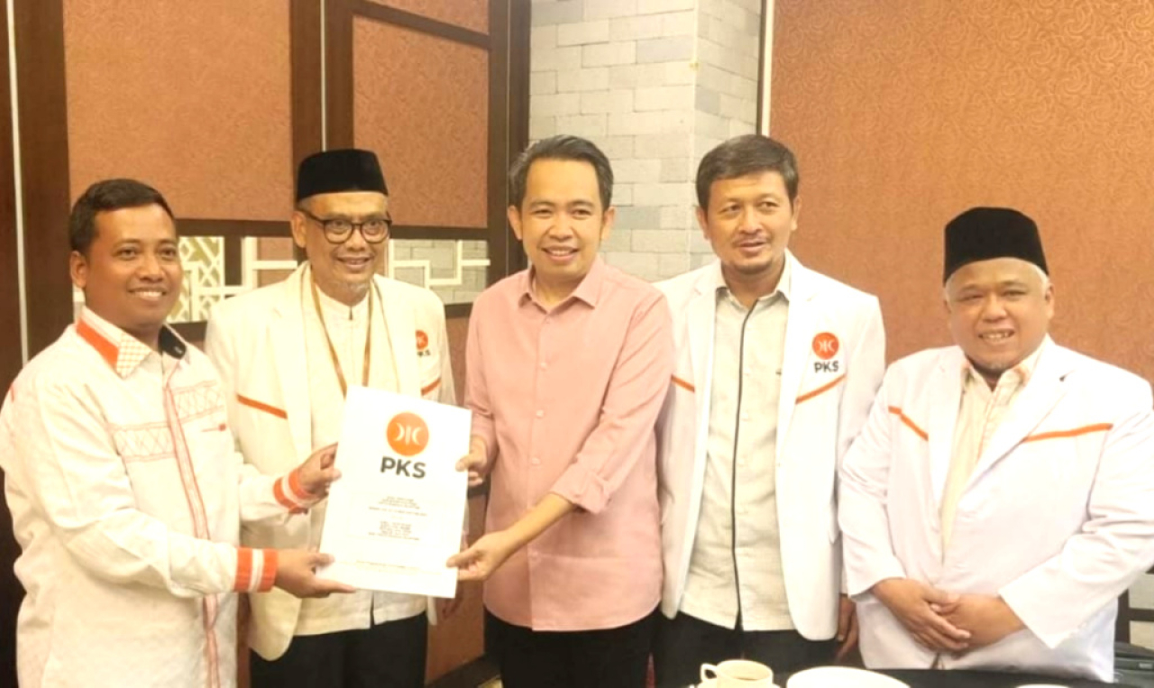 SK Pilkada Jember diturunkan kepada Gus Muhammad Fawait. Foto: Dok PKs