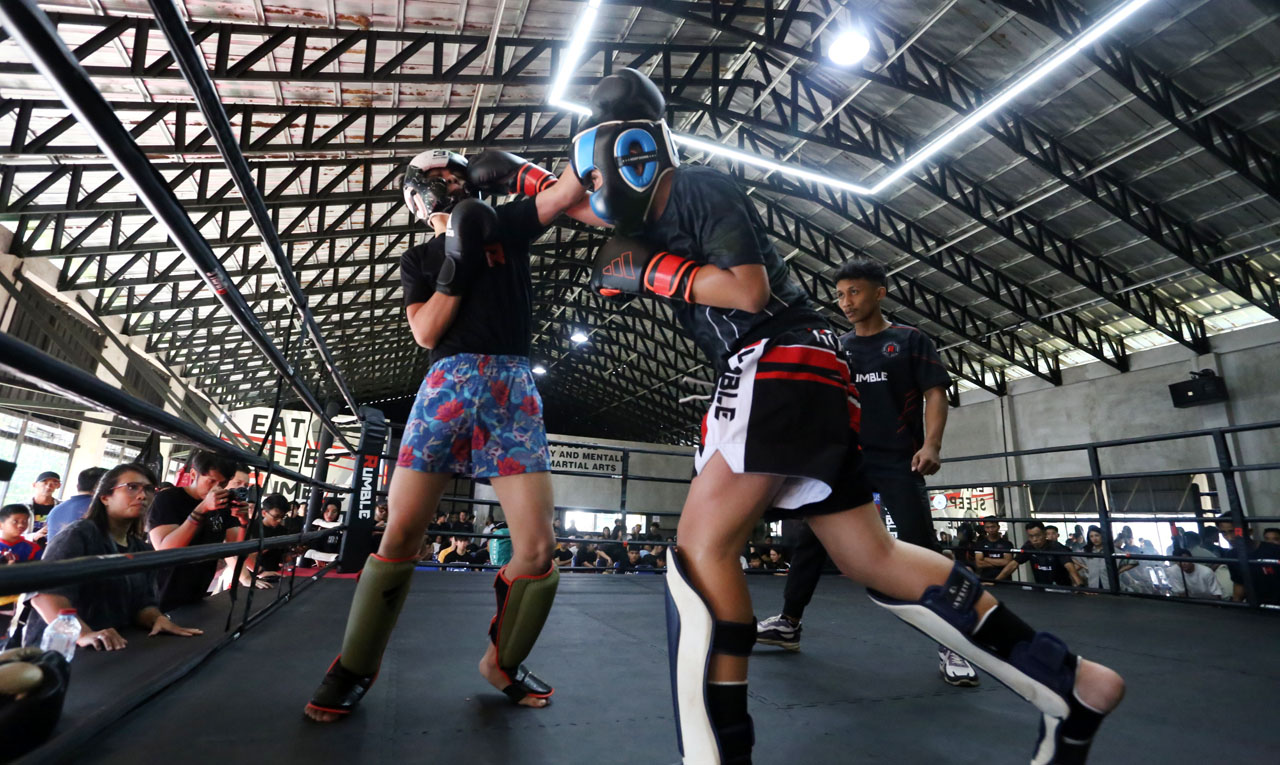 Para fighter adu taktik dalam laga Rumble Training Camp di Rumble Training Camp Citraland, Surabaya Barat. AyoFoto/Alim Perdana