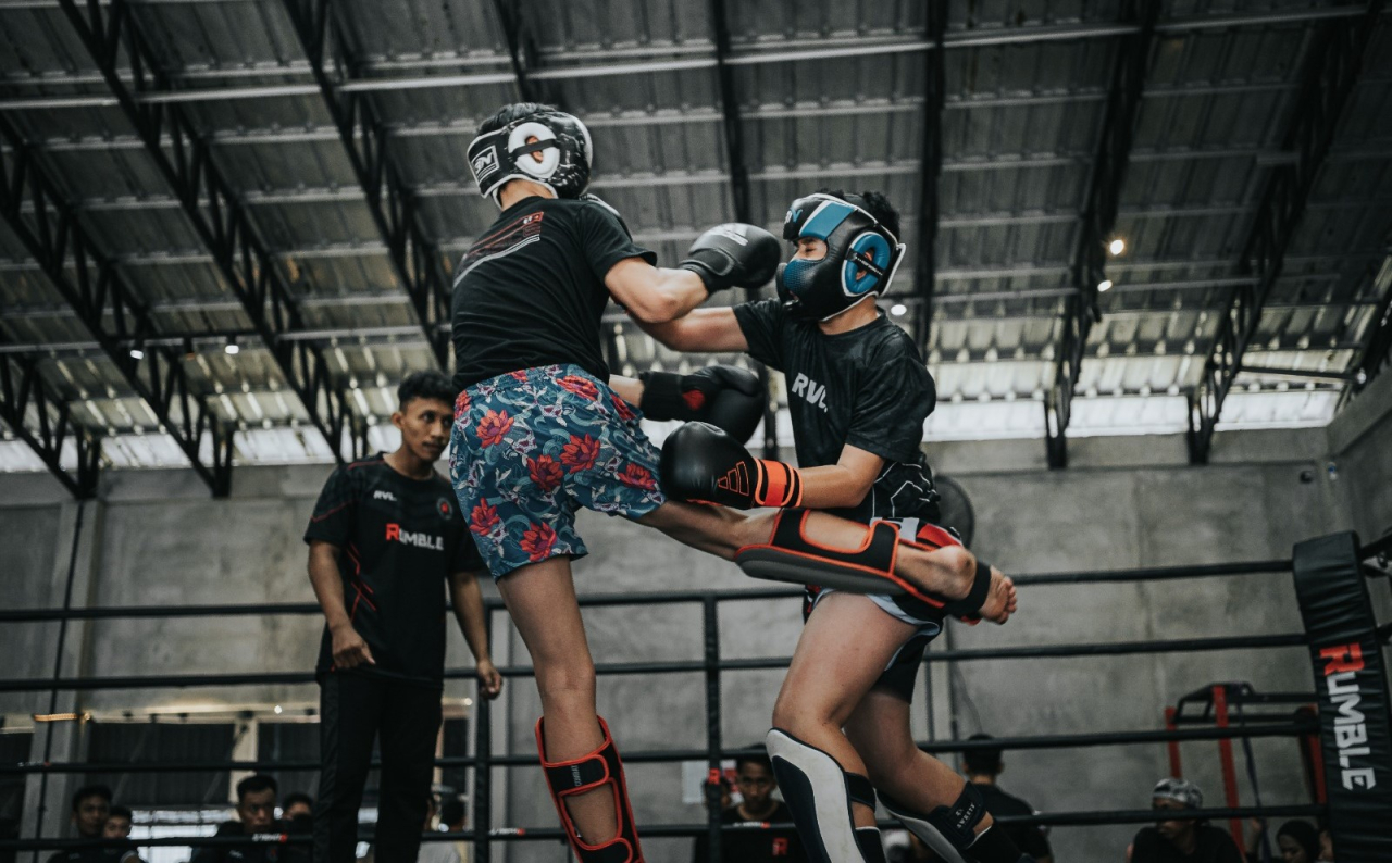 Para petarung muda beradu skill di ring Rumble Open Sparring ROV 5 pada Sabtu (22/6/2024). Foto/ Rumble Training Camp