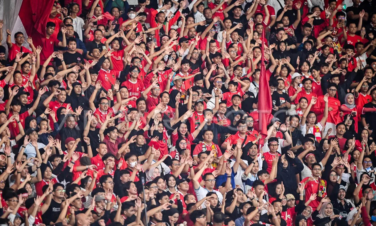 Suporter Indonesia memberikan dukungan dalam laga lanjutan Grup F Kualifikasi Piala Dunia 2026 zona Asia, di Stadion Utama Gelora Bung Karno (SUGBK), Senayan, Jakarta, Selasa (11/6/2024). Foto/Antara