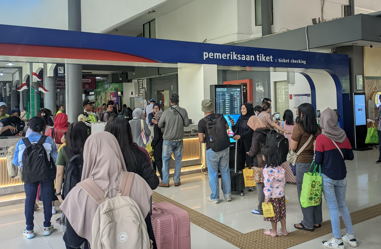 Antrian penumpang yang masuk di Stasiun Surabaya Gubeng. AyoFoto/KAI