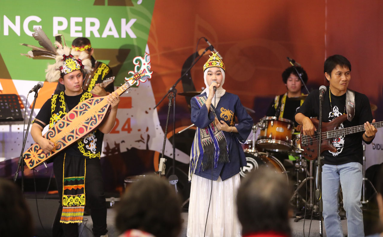 Grup musik YK Samarinda saat tampil di panggung Tanjung Perak Jazz 2024, Sabtu (22/6/2024). Foto/Alim Perdana