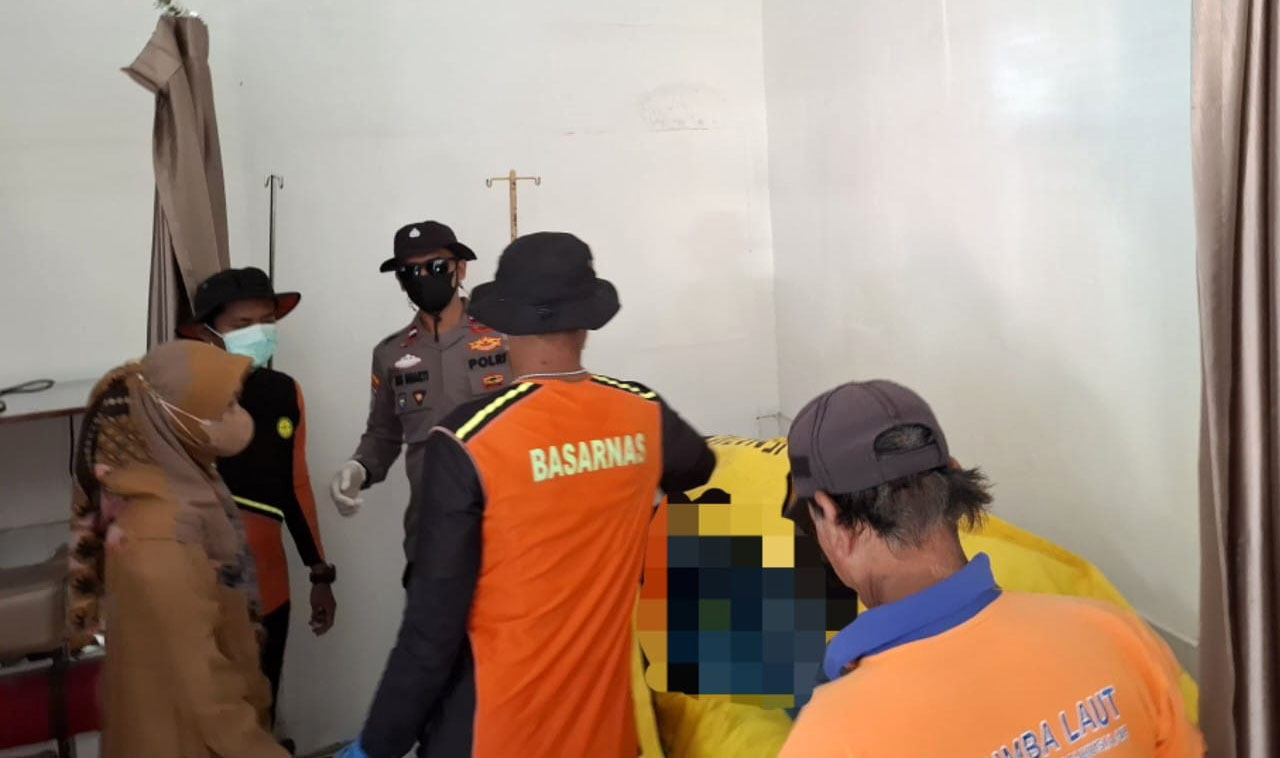 Tim SAR gabungan mengevakuasi jenazah korban ke Puskesmas Kecamatan Ambulu. Foto/Basarnas Surabaya