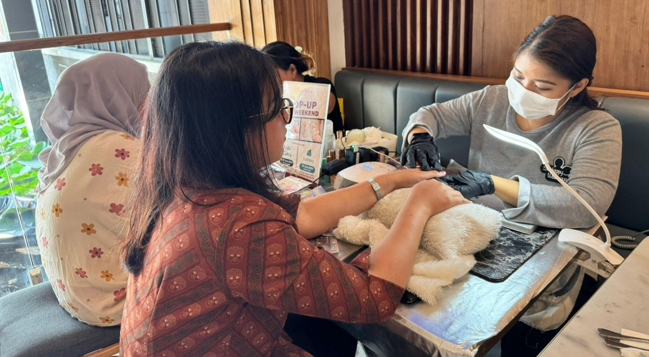 Salah satu tamu melakukan Manicure The Alana Hotel Malang. Foto/The Alana Hotel Malang