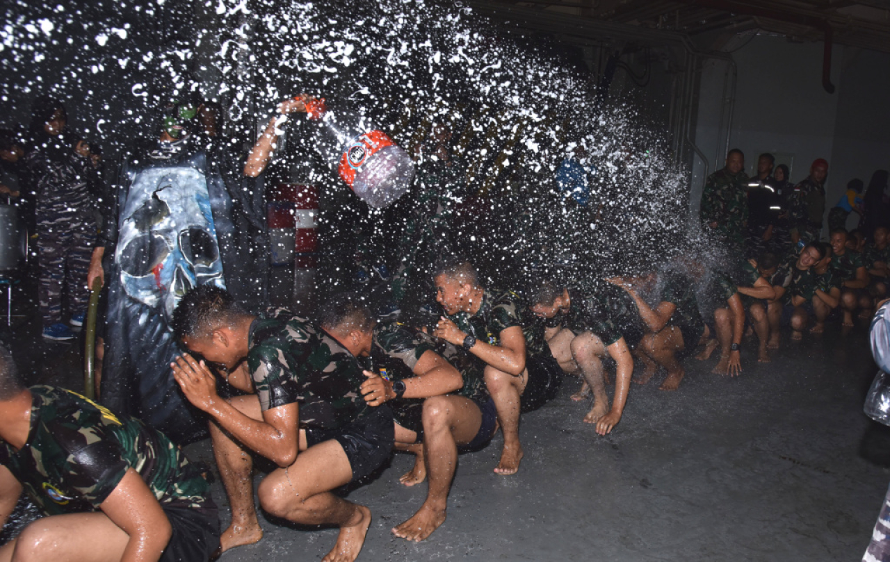 Parajurit muda TNI Angkatan Laut melaksanakan ritual mandi di Tank Deck KRI dr. Soeharso (SHS) – 990, pada Senin (24/6/2024).Foto/Dispen Kodiklatal