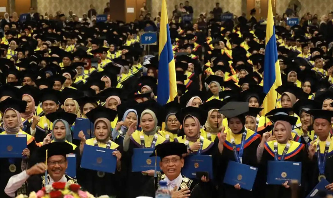 Rektor UNAIR Prof Dr Moh Nasih SE MT Ak berfoto Bersama dengan para wisudawan periode 242 UNAIR pada Sabtu (15 Juni 2024) di Airlangga Convention Center (ACC), Kampus MERR-C. AyoFoto/PKIP UNAIR