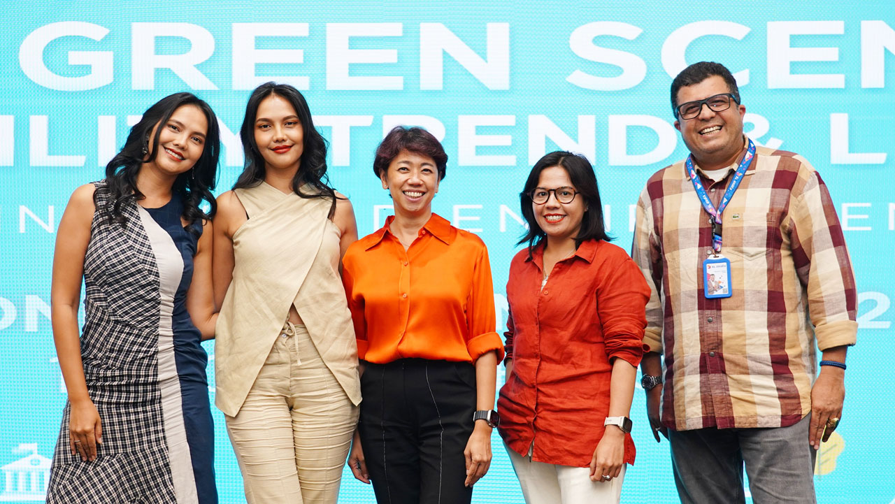 Dari kiri, Aktivis lingkungan yang juga model dan founder Sustainbabes, Valerie dan Veronika, Editor in Chief Bisnis Indonesia Maria Y, Benyamin, dan musisi dan aktivis lingkungan Ridho Hafiedz dalam acara talkshow Sustainability Week. Foto/XL Axiata