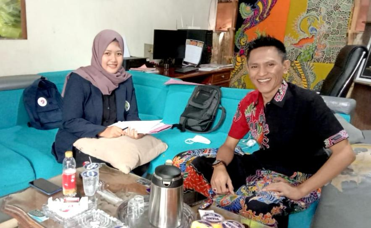 Didik Cako saat menerima kunjungan mahasiswa di workshop Batik Tulis Canteng Koneng Sumenep. Foto/Didik Cako