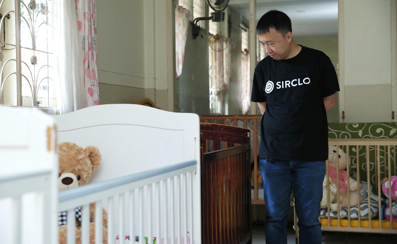 Brian Marshal berkeliling untuk melihat kondisi Panti Asuhan Yayasan Abhimata Mitrasamaya. Foto/SIRCLO