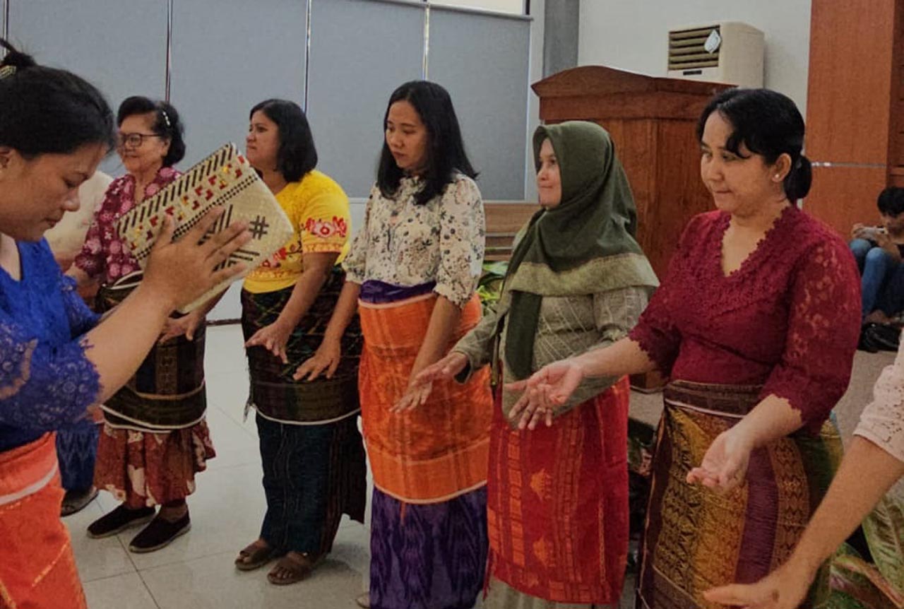 Masyarakat Karo melakukan landek-landek (menari bersama) dalam acara Mburo Ate Tedeh di Surabaya. Foto/AyoJatim