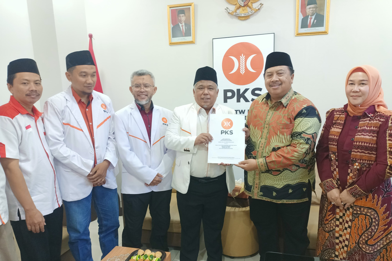 H. Irwan Setiawan, Ketua DPW PKS Jatim menyerahkan SK DPP untuk pilkada Jombang kepada H. Warsubi. Foto/PKS