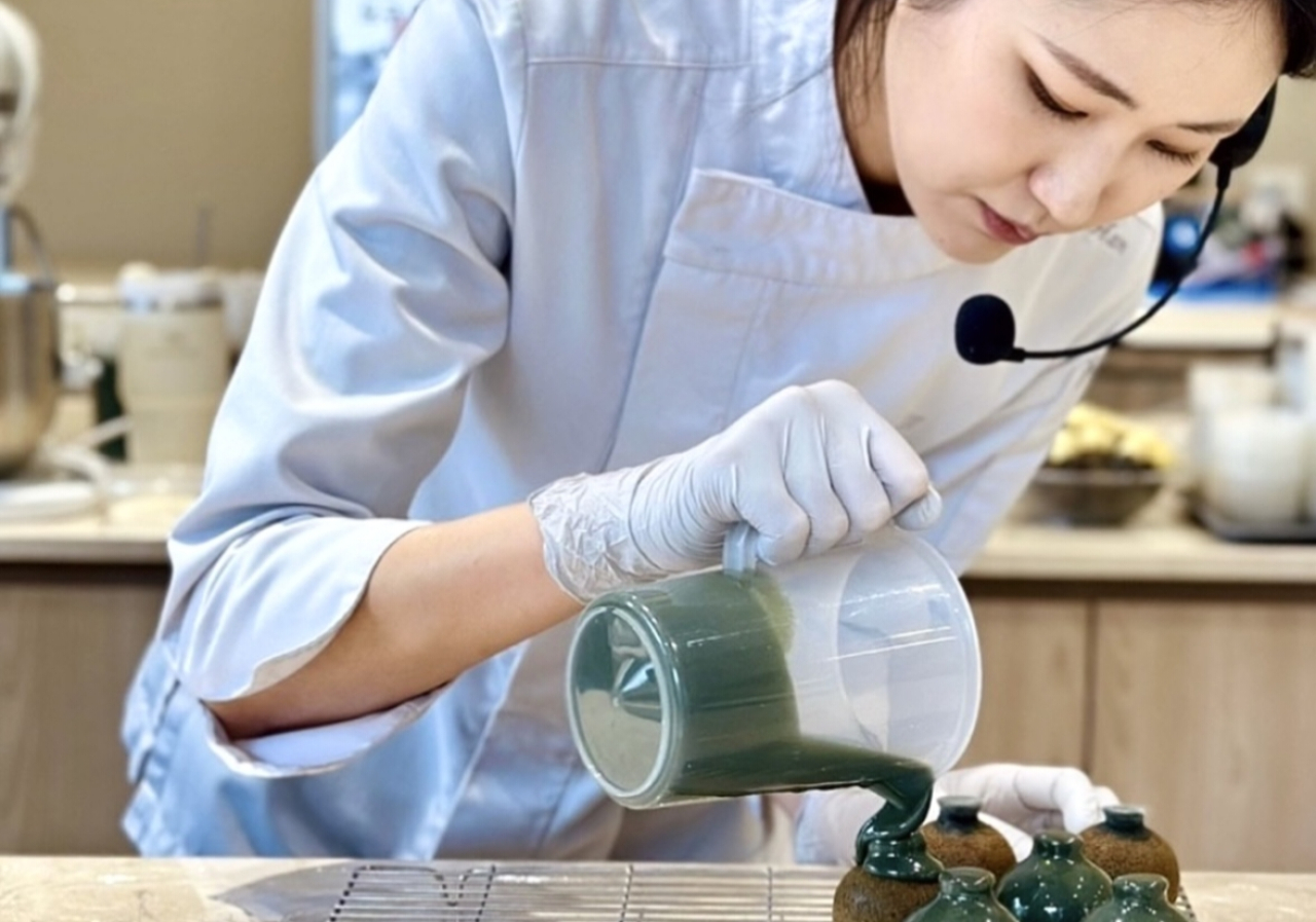 Chef pastri ternama asal Korea, Chef Hyo Jeong Han sedang membuat kue Petit Gateaux. Foto/Hotel JW Marriot Surabaya