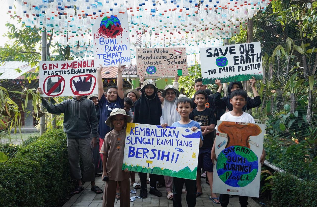Detektif Sungai menulis surat dan mengirimkannya kepada PJ Walikota Kediri untuk melaporkan hasil pengamatan lingkungan hidup di kota Kediri. Foto/Detektif Sungai