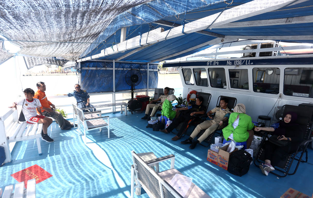 Donor Darah di Atas Kapal Rumah Sakit Terapung Ksatria Airlangga (RSTKA), yang diadakan PT Pelindo Marine Service di Pelabuhan Tanjung Perak, Surabaya, Kamis (11/7). Foto/Alim Perdana