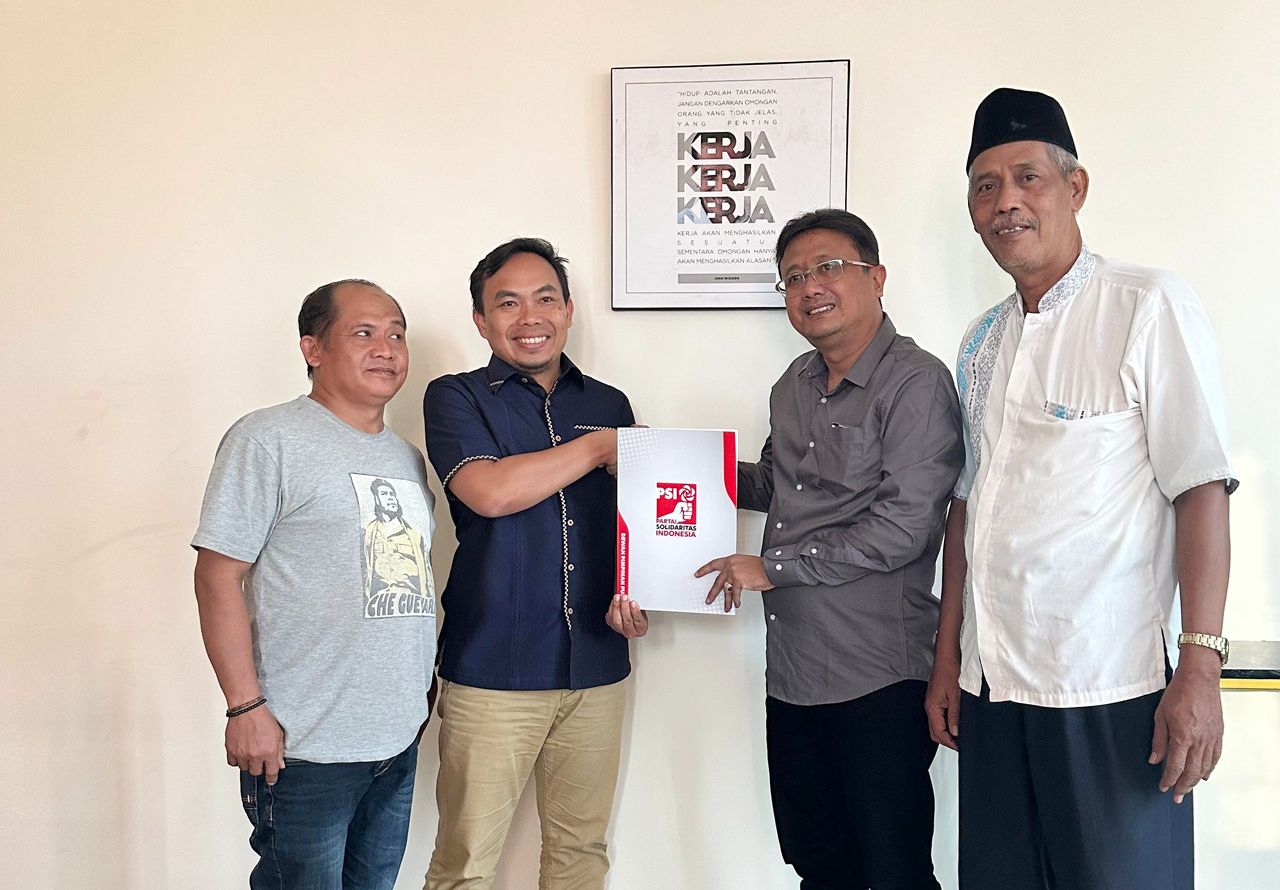 Ketua DPW PSI Jawa Timur, Aan Rochayanto menyerahkan surat tugas di kantor PSI Jawa Timur. Foto/PSI