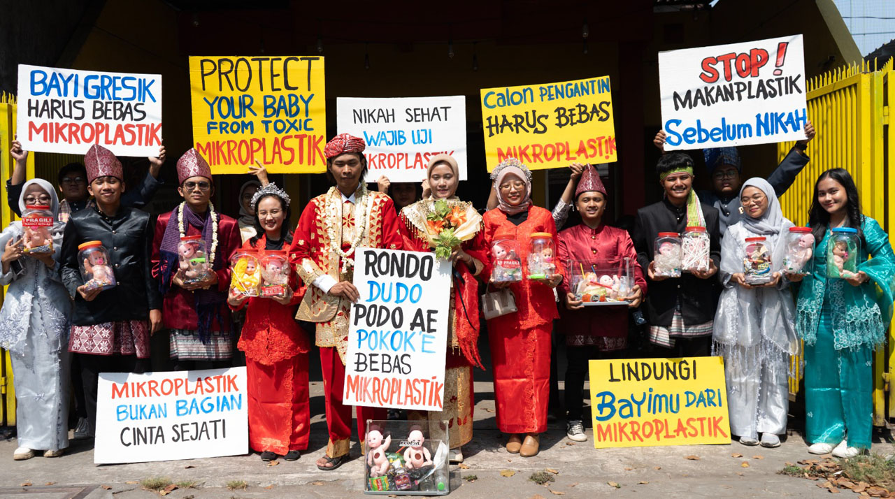 Seruan 25 aktivis yang tergabung dalam Ecoton Foundation menggema di depan gedung Kementerian Agama Kabupaten Gresik. Foto/Ecoton