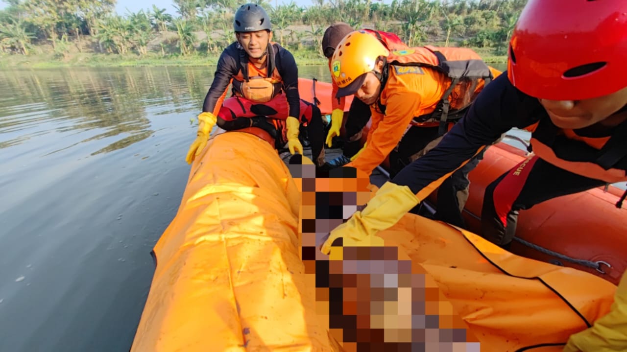 Jenazah korban berhasil dievakuasi dari permukaan air sekitar pukul 07.30 WIB. Foto/Basarnas Surabaya