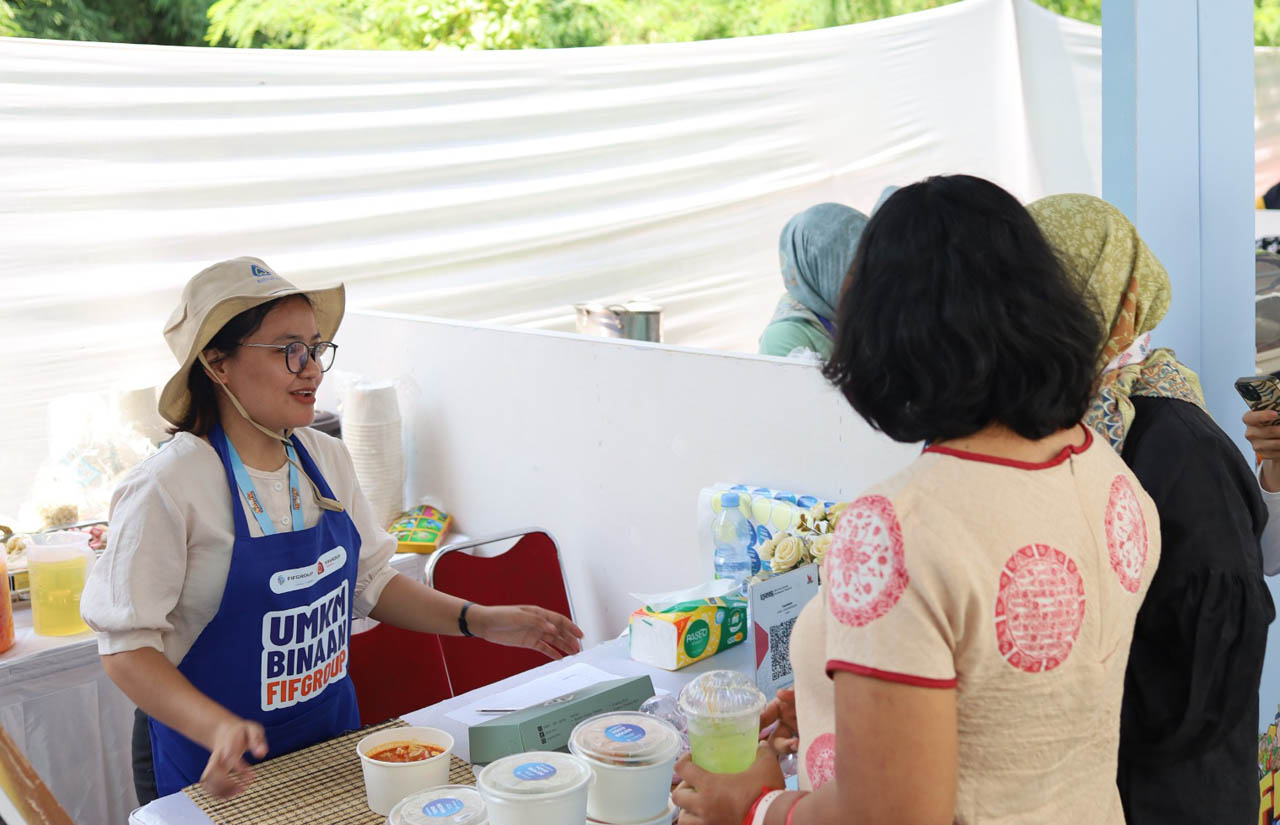 Salah satu pelaku UMKM binaan FIFGROUP, Yoyobolen, yang menjajakan produk Bolen, Cookies, Aneka Kue Tradisional, dan Seblak. Foto/FIFGROUP