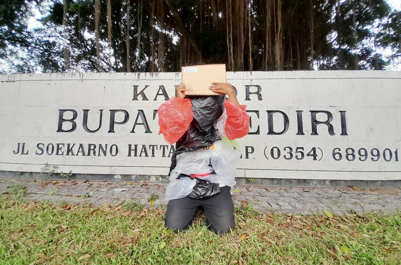 Forum Kali Brantas sesaat sebelum mengirimkan surat buat Bupati Kediri. Foto/Forum Kali Brantas