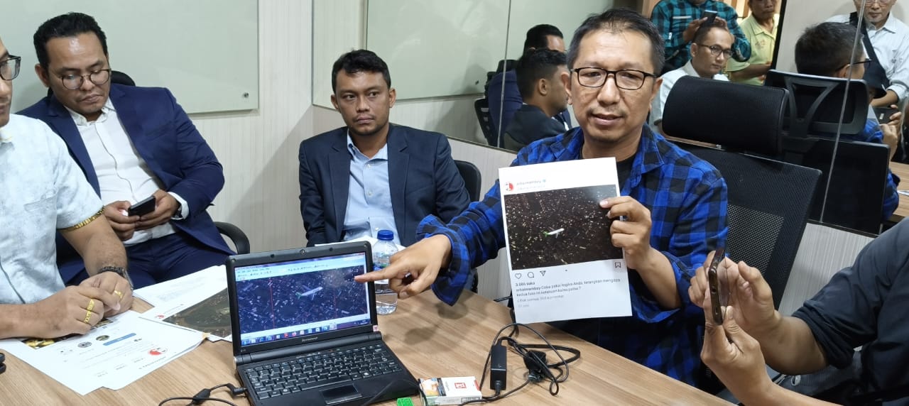 Hasiholan Siahaan menunjukkan karya foto saat  konferensi pers di Kantor Hukum ELBRURY LAWYERS di Jakarta Selatan, Kamis (25/7/2024). Foto/AyoJatim