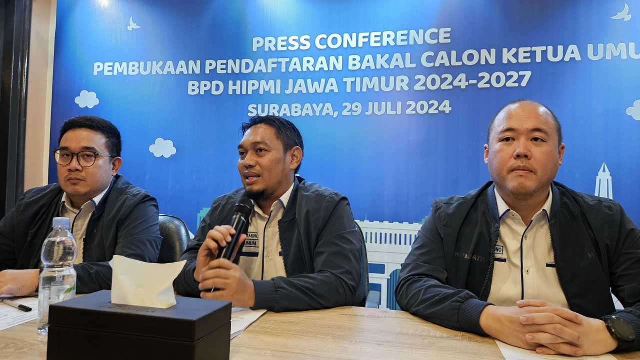 Dari kiri, Edra Brahmantya Susilo, Sekretaris Umum BPD HIPMI Jawa Timur, Rois Sunandar Maming, Ketua Umum BPD HIPMI Jawa Timur, dan Antony Harsono, Ketua OC Musda XV BPD HIPMI Jawa Timur. Foto/AyoJatim