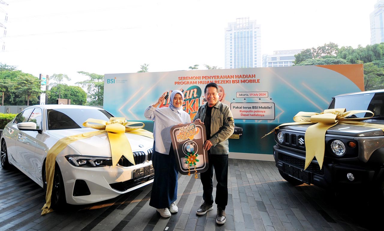 Direktur Utama BSI Hery Gunardi (kanan) menyerahkan hadiah utama 1 (satu) unit mobil BMW 321i kepada nasabah BSI KCP Cianjur Cipanas 2 Siti Rahmawati (kanan) pada acara Seremoni Penyerahan Hadiah Hujan Rezeki BSI Mobile di The Tower Jakarta, Jumat (19/7).