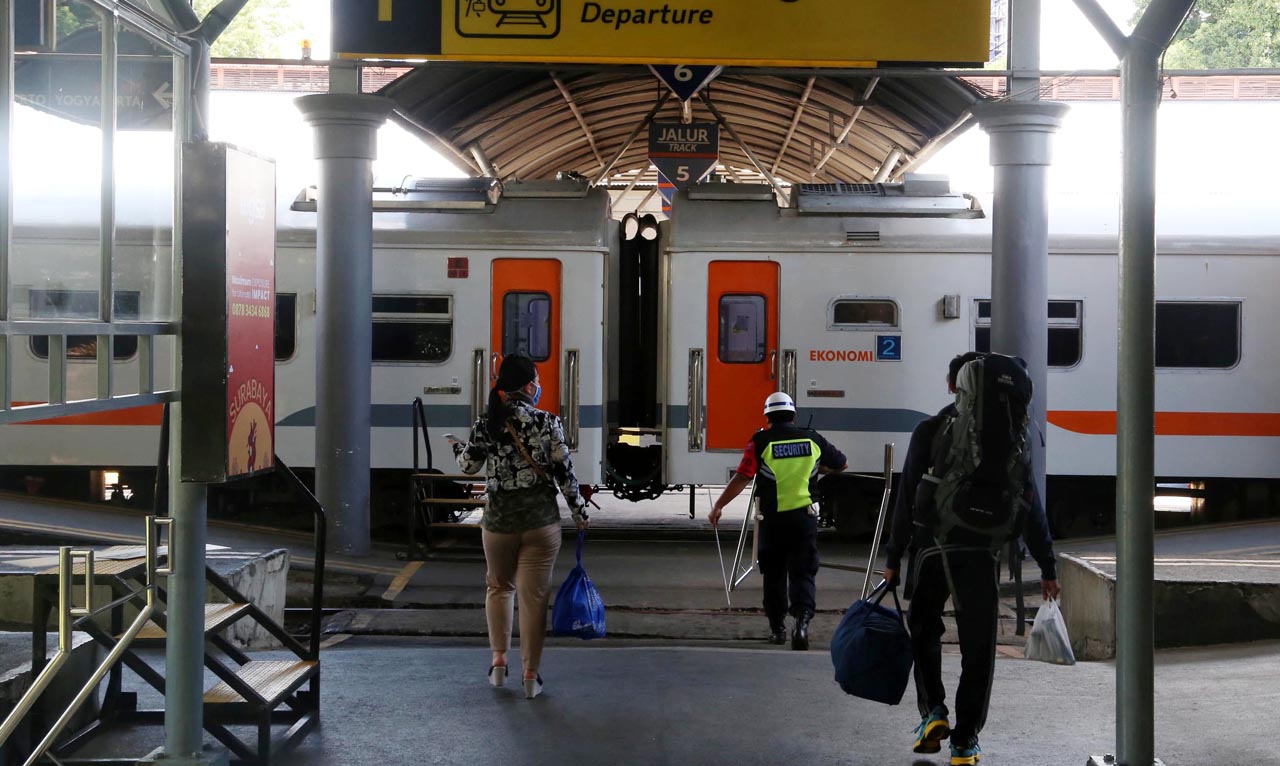 Suasana keberangkatan di Stasiun Surabaya Gubeng. Foto/Alim Perdana