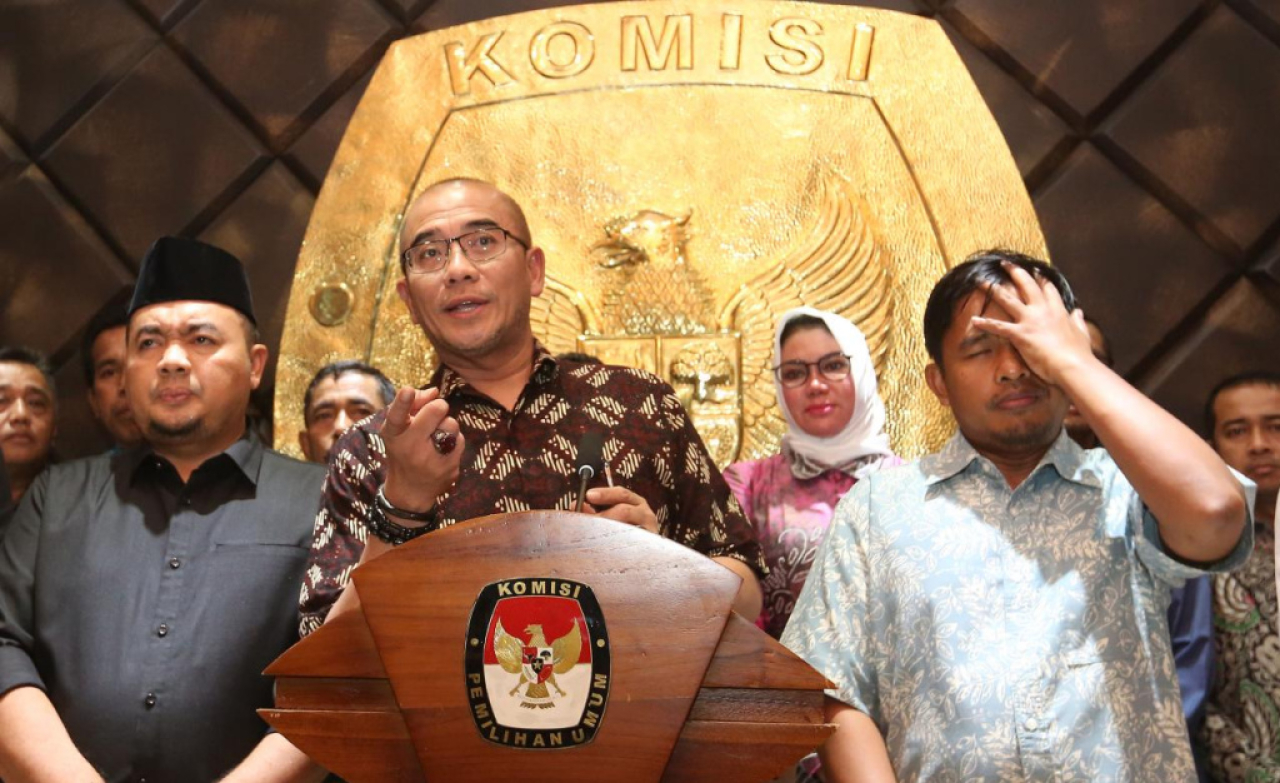 Ketua KPU RI Hasyim Asy'ari bersama jajaran memberikan keterangan pers di Jakarta. Foto/MNC