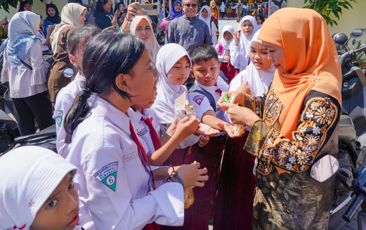 Khofifah bersapa dengan siswa di hari pertama Masa Pengenalan Lingkungan Sekolah (MPLS) di SDN Margorejo VI/524 Surabaya. Foto/FJN