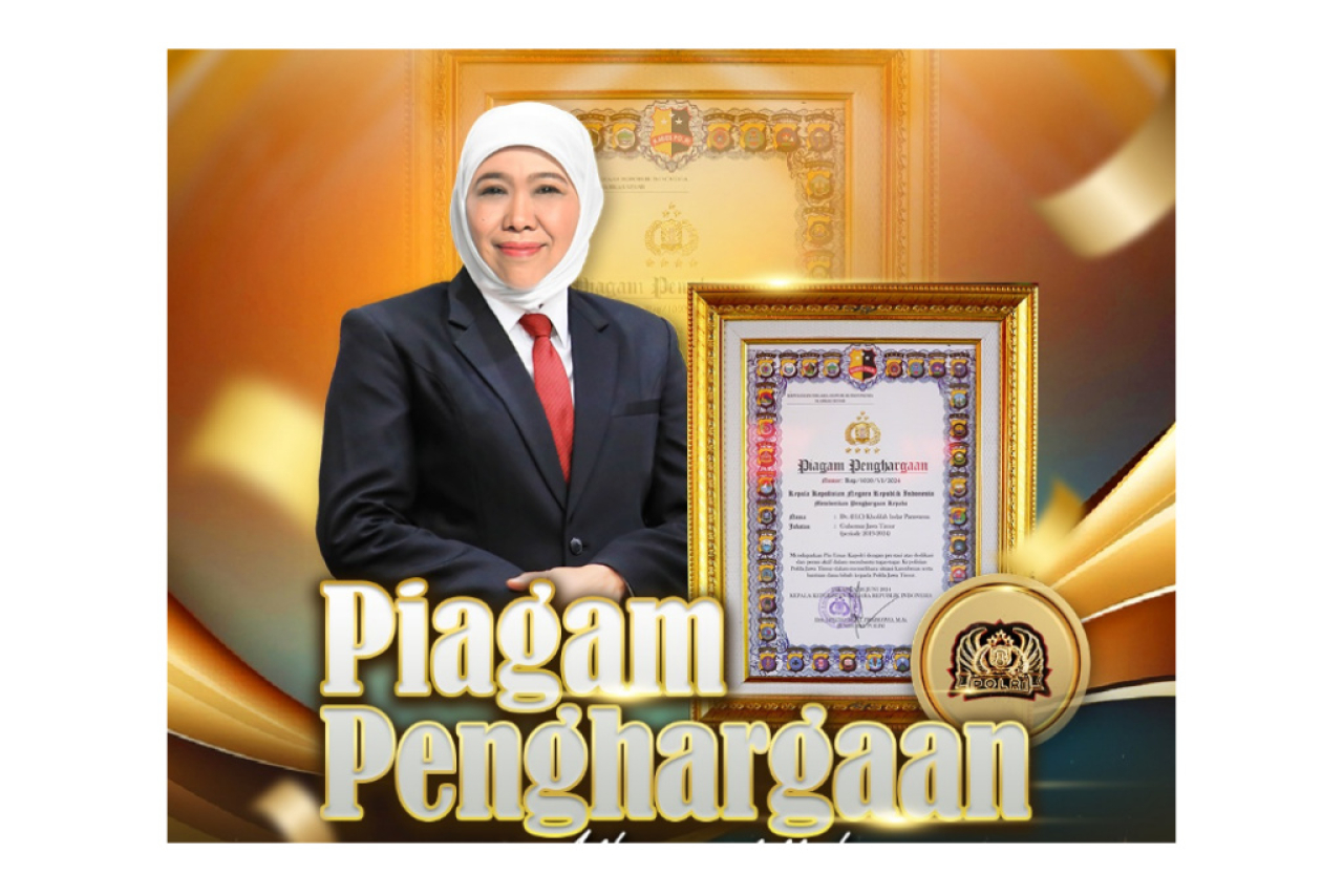 Khofifah Indar Parawansa meraih penghargaan dari Kapolri Jenderal Pol. Listyo Sigit Prabowo. Foto/FJN