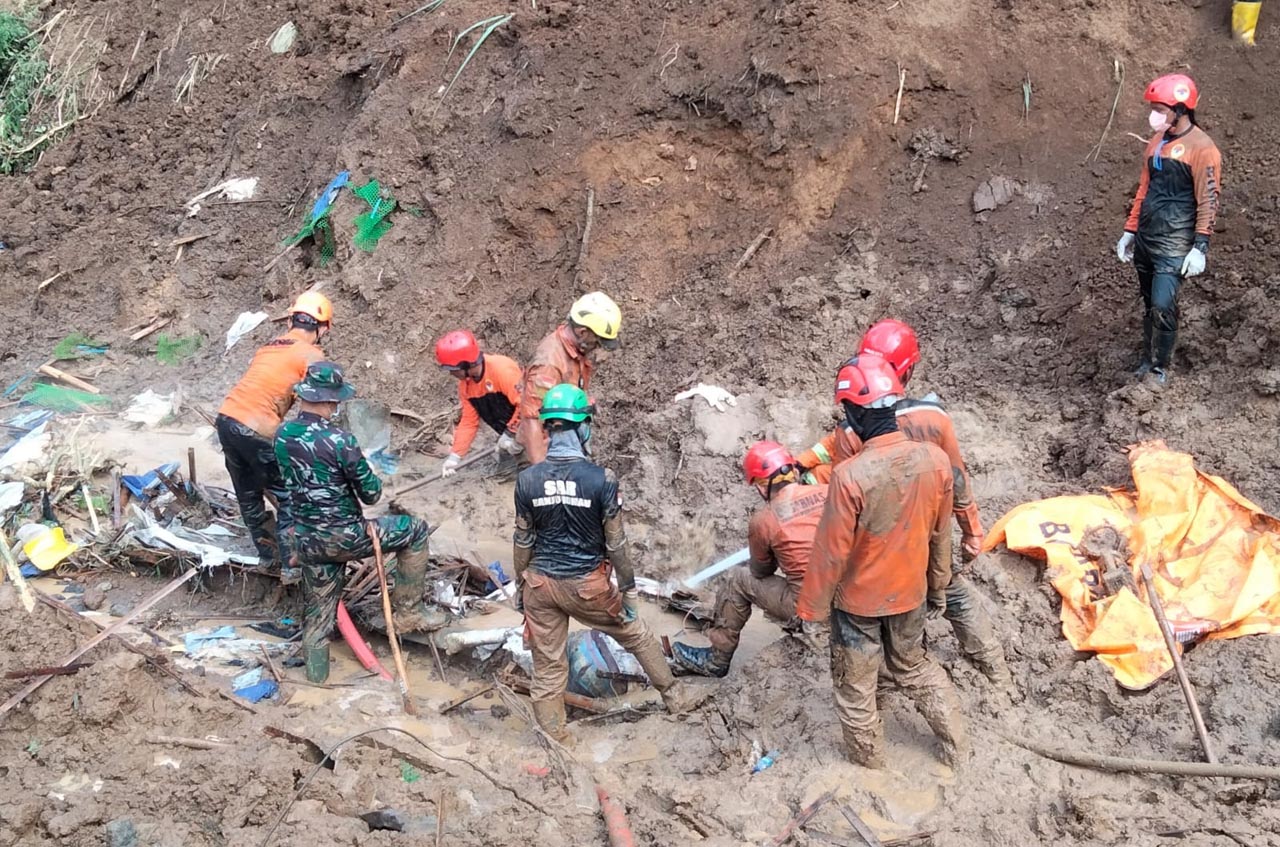 Tim SAR gabungan menemukan jenazah korban dalam keadaan tertimbun material longsor. Foto/Basarnas Surabaya