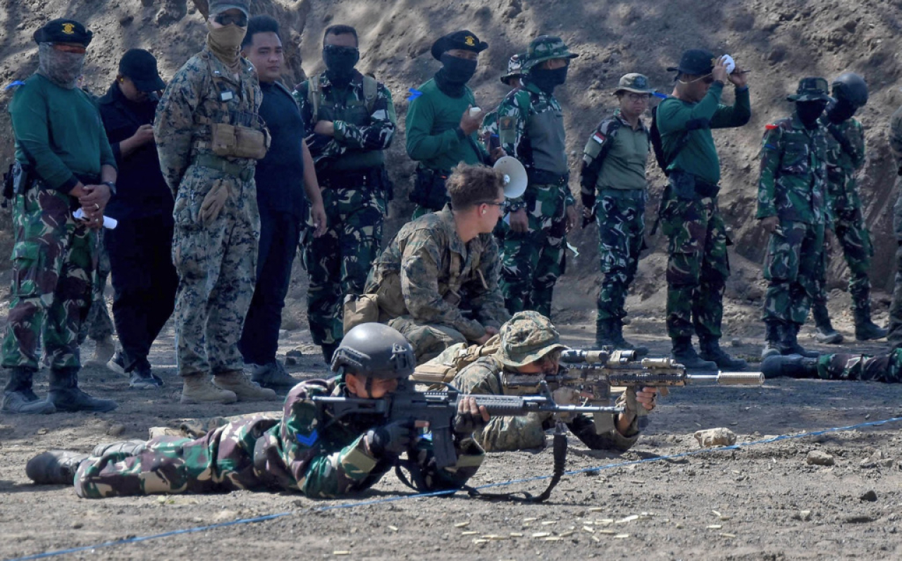 Marinir Indonesia dan USMC Latihan Menembak Senapan